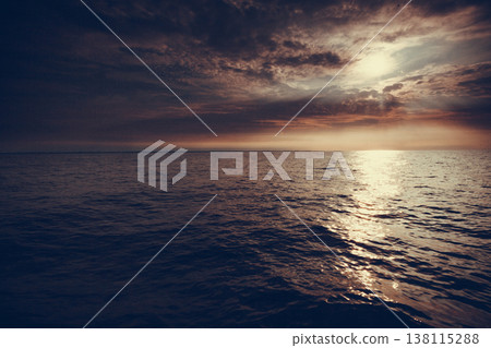 Beautiful sunset on the ocean sea 138115288