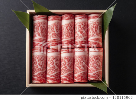 頂級大理石紋和牛，裝在桐木盒中（用於涮涮鍋，黑色背景，圓柱形擺盤，飾以竹葉） 138115963