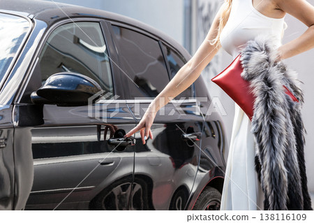 Fashionable woman opening car Fashionable woman opening car 138116109