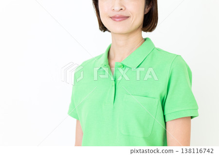 一位雙臂交叉的中年女性護理員。 一位雙臂交叉的中年女性護理員。 138116742