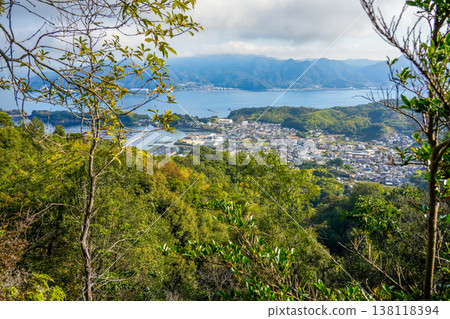 江田島的深秋:從通往久滿山的登山道上眺望霧頂町,廣島縣江田島市 江田島的深秋:從通往久滿山的登山道上眺望霧頂町,廣島縣江田島市 138118394
