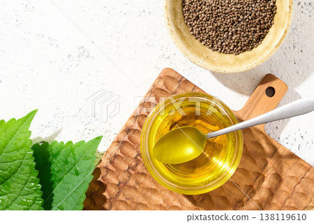 Egg oil 138119610