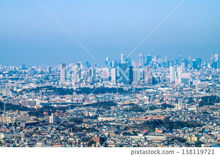 日本川崎市的城市景觀，可以看到武藏小杉車站前的塔樓公寓以及新宿等東京市中心地區。 138119721