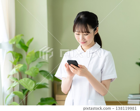 A nurse who operates a smartphone 138119981