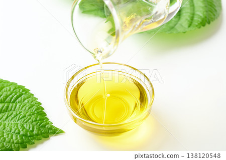 Pour perilla oil into a small dish. 138120548