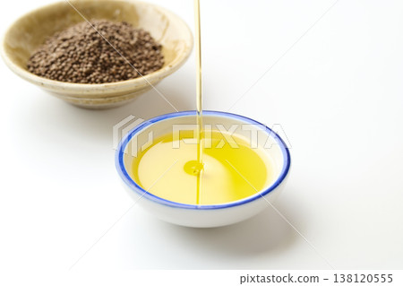 Pour perilla oil into a small dish. 138120555