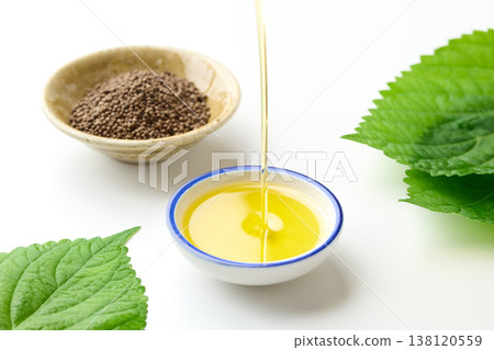Pour perilla oil into a small dish. 138120559