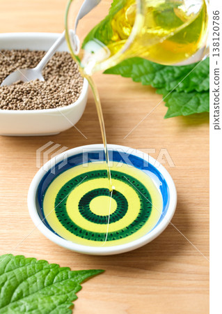 Pour perilla oil into a small dish. 138120786