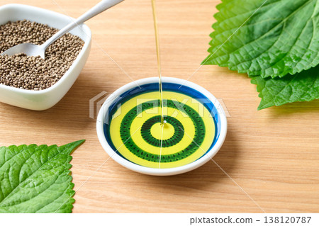 Pour perilla oil into a small dish. 138120787