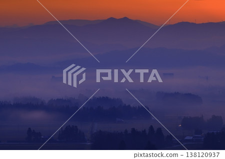 The city in the morning, shrouded in fog 138120937