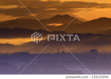清晨的城市,籠罩在薄霧之中。 清晨的城市,籠罩在薄霧之中。 138120944
