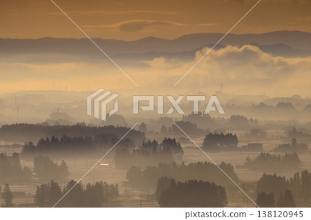 清晨的城市,籠罩在薄霧之中。 清晨的城市,籠罩在薄霧之中。 138120945