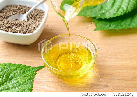 將紫蘇油倒入小碟中。 138121245