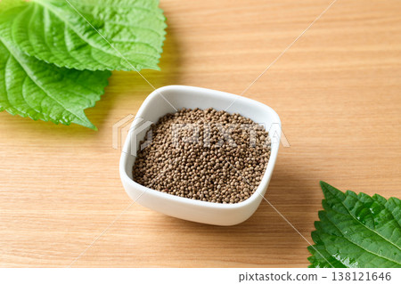 紫蘇籽盛於小碟中 138121646