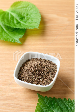 紫蘇籽盛於小碟中 138121647