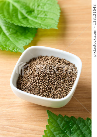 紫蘇籽盛於小碟中 138121648