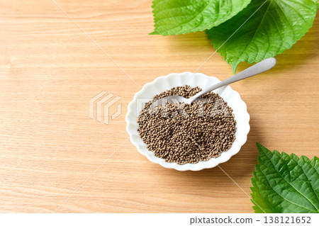 紫蘇籽盛於小碟中 138121652