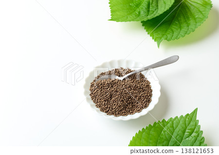 紫蘇籽盛於小碟中 138121653