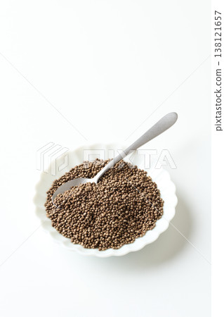 紫蘇籽盛於小碟中 138121657