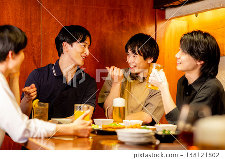 大學生在居酒屋（日本酒吧）碰杯 138121802