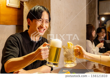 在居酒屋吃飯的男女 138121810