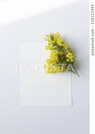 簡潔的春季背景,配上含羞草雞尾酒和文具;帶有文字空間的留言模板。 簡潔的春季背景,配上含羞草雞尾酒和文具;帶有文字空間的留言模板。 138121943