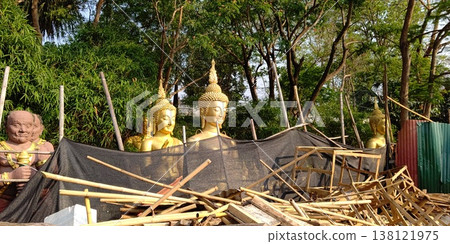 從瑪諾隆寺 (寮國瑯勃拉邦) 內部看到的景色 從瑪諾隆寺 (寮國瑯勃拉邦) 內部看到的景色 138121975