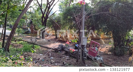 從瑪諾隆寺 (寮國瑯勃拉邦) 內部看到的景色 138121977