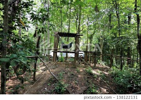 位於寮國瑯勃拉邦光西瀑布旁的黑熊保育中心 138122131