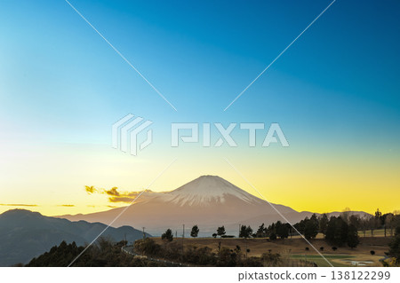 富士山的輪廓在日落時分逐漸顯現。 富士山的輪廓在日落時分逐漸顯現。 138122299