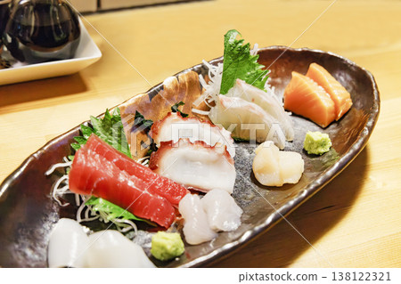 色彩繽紛的刺身拼盤：鮪魚、章魚和鮭魚 138122321