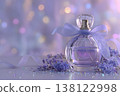 淡紫色香水瓶，優雅的化妝品背景。 138122998