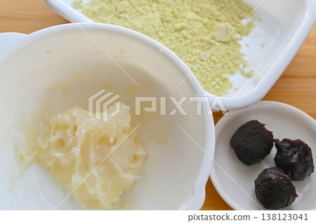 Combine glutinous rice flour, sugar, and water and heat in the microwave. Combine glutinous rice flour, sugar, and water and heat in the microwave. 138123041