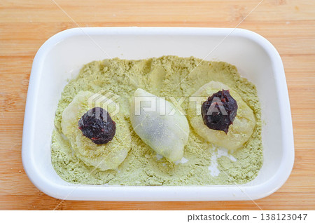 Making Uguisu Mochi Making Uguisu Mochi 138123047