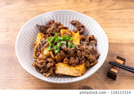 Sweet and spicy stir-fried beef and fried tofu 138123314