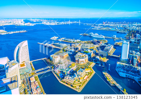 兩輛鉸接式巴士和三艘日本豪華遊輪齊聚橫濱港——這真是難得一見的景象!它們分別是「日本丸號」、「三井號」和「飛鳥II號」。 兩輛鉸接式巴士和三艘日本豪華遊輪齊聚橫濱港——這真是難得一見的景象!它們分別是「日本丸號」、「三井號」和「飛鳥II號」。 138123345