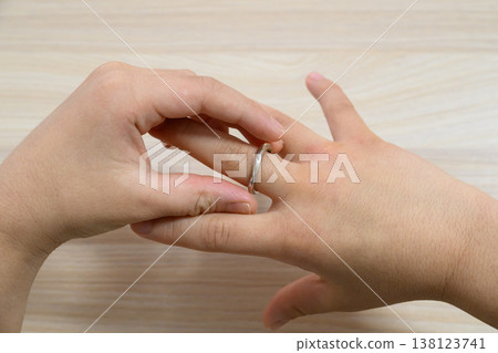 孩子的小手在玩弄手指上的戒指 138123741