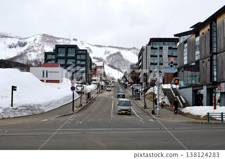 "Niseko Hirafu Slope" is lined with hotels, with "Niseko Annupuri" in the background. "Niseko Hirafu Slope" is lined with hotels, with "Niseko Annupuri" in the background. 138124283