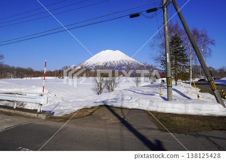 2026 年 3 月,從有島紀念博物館附近看到的羊蹄山在背景中。 2026 年 3 月,從有島紀念博物館附近看到的羊蹄山在背景中。 138125428