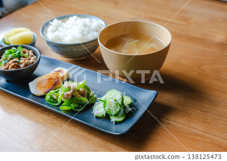 日式早餐(留白):米飯、味噌湯、納豆和一份小菜。 日式早餐(留白):米飯、味噌湯、納豆和一份小菜。 138125473
