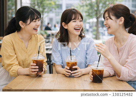 女孩們在咖啡館的歡樂聚會 138125482