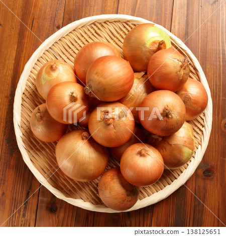 A large pile of onions on a sieve 138125651