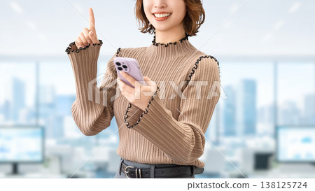 一位微笑的女人/女商人用智慧型手機指路 一位微笑的女人/女商人用智慧型手機指路 138125724