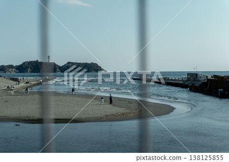 The mouth of the Hikichigawa River and Kugenuma Beach in the afternoon, Fujisawa City, Kanagawa Prefecture. 138125855