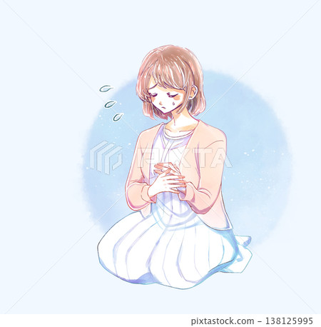 一名女子雙手交握於胸前,神情痛苦。 一名女子雙手交握於胸前,神情痛苦。 138125995
