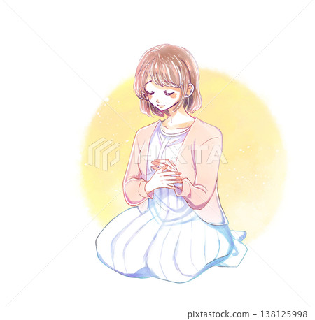 一位表情溫柔的女子，雙手交疊放在胸前。 138125998