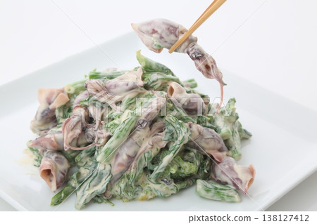 螢火魷魚和油菜花佐芥末蛋黃醬 螢火魷魚和油菜花佐芥末蛋黃醬 138127412