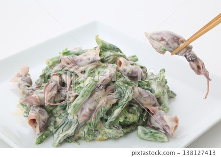 螢火魷魚和油菜花佐芥末蛋黃醬 螢火魷魚和油菜花佐芥末蛋黃醬 138127413