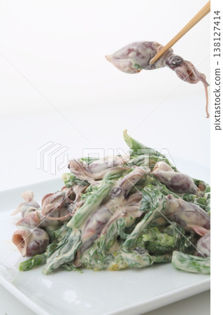 螢火魷魚和油菜花佐芥末蛋黃醬 螢火魷魚和油菜花佐芥末蛋黃醬 138127414