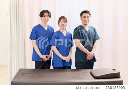 Group photo of staff working at the chiropractic clinic Group photo of staff working at the chiropractic clinic 138127903